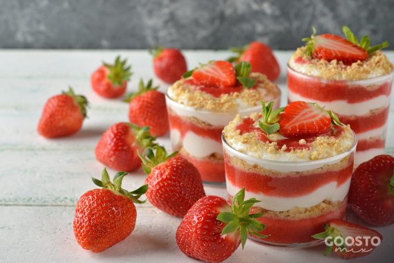 Cheesecake rapid la pahar cu căpșune